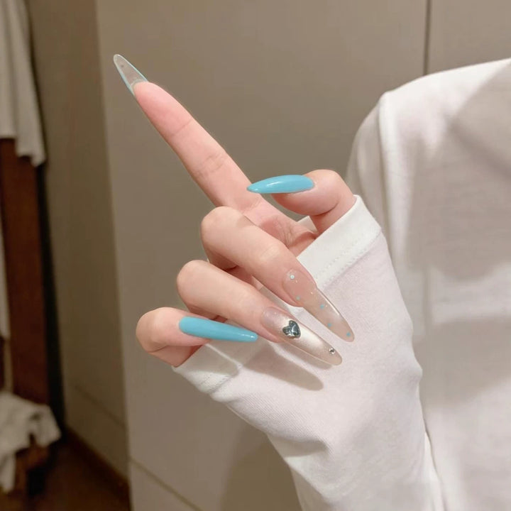 Stiletto-Nagelkunstverlängerungen mit Herzakzenten