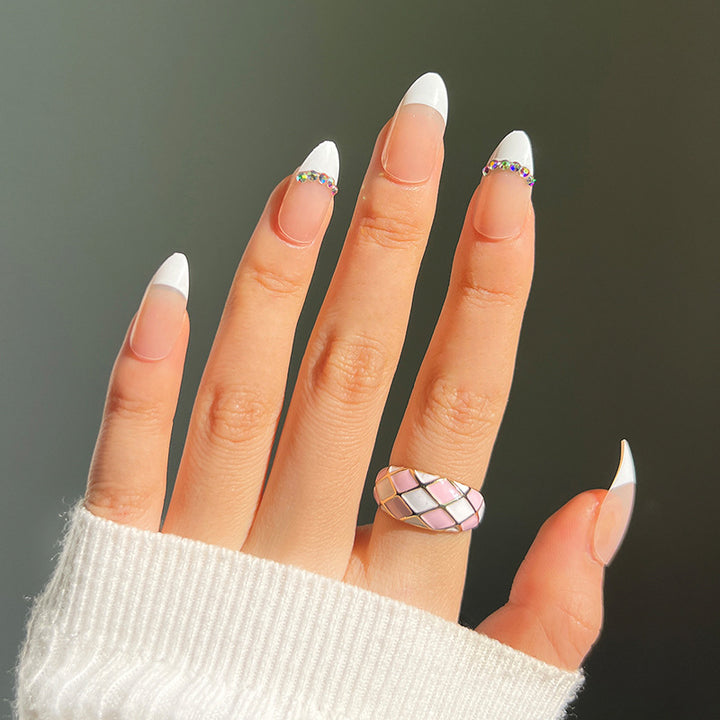 Stilvolle Nagelkunst mit Glitzer-Akzenten Karnz