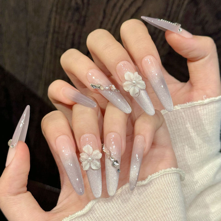 Elegantes Press-On Nagelkunst-Set mit dekorativen floralen Akzenten