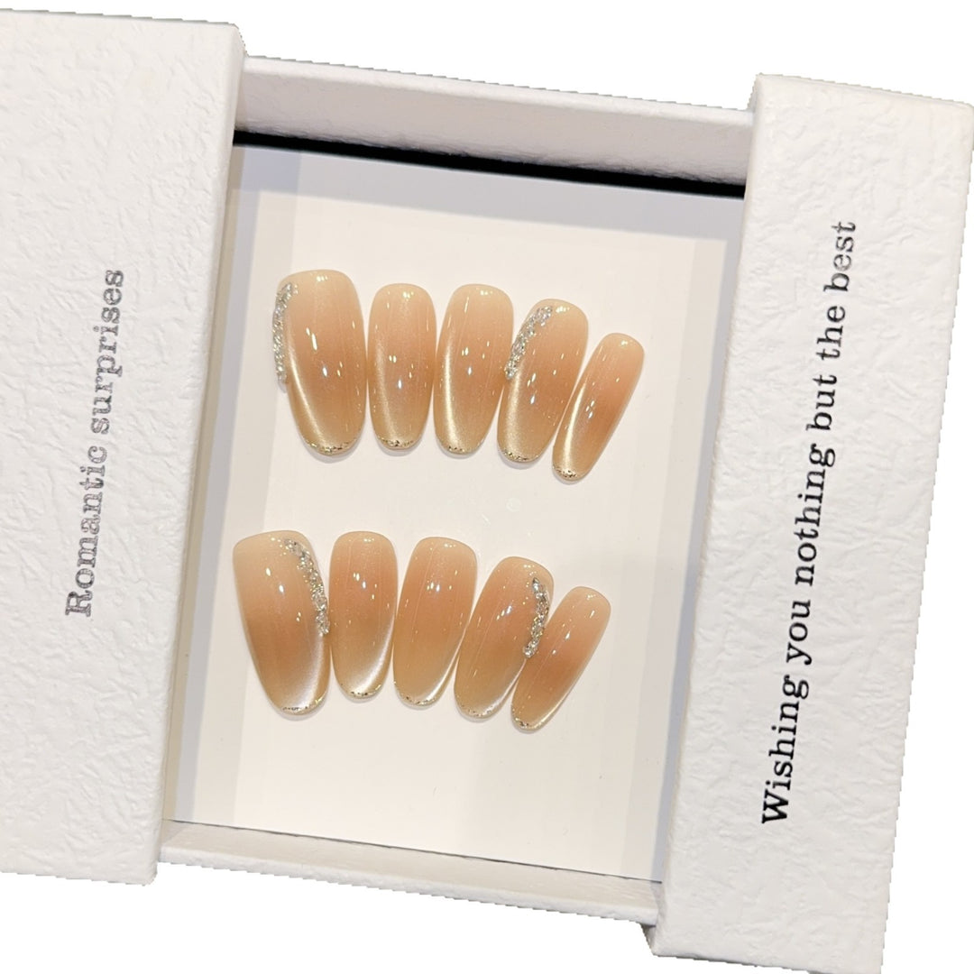 Elegante Kunstnagelspitzen mit Glitzerdetails Karnz