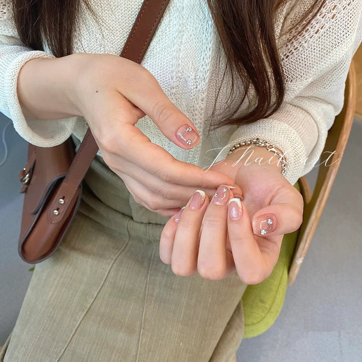 Kunstnagelset mit Eleganten Französischen Spitzen und Glitzerakzenten Karnz