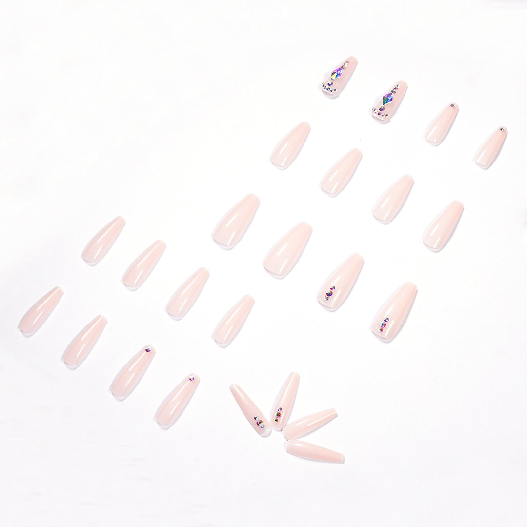Glamouröse Nagelverlängerungen mit Strassverzierungen Karnz