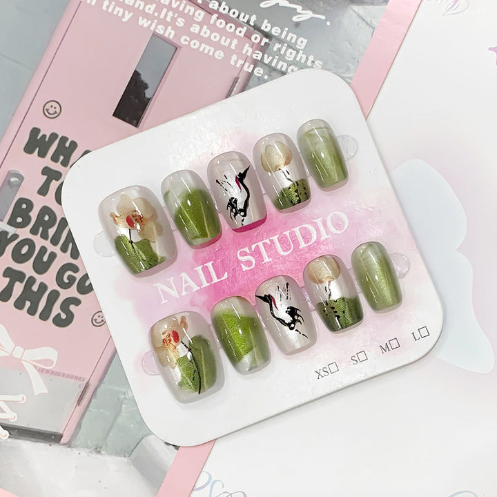 Kunstvolle Nail Art mit floralen Designs Karnz