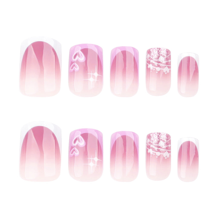 Kunstvolle Nagelkunst mit Herz- und Glitzermotiven Karnz
