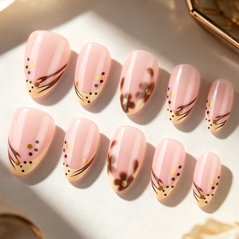 Dekoratives Nagelkunstdesign Karnz