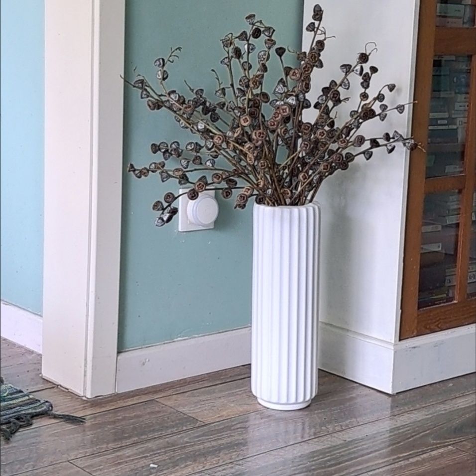 Hohe vertikale gerippte dekorative Vase Karnz