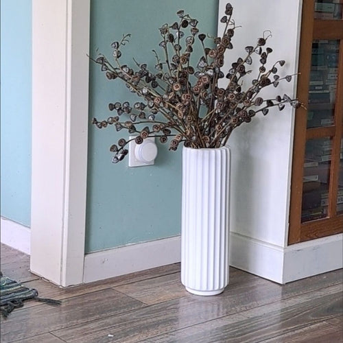 Hohe vertikale gerippte dekorative Vase Karnz