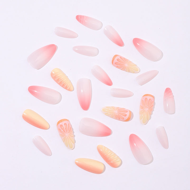 Kreatives Nagelset mit sanften Ombre-Effekten und eleganten Verzierungselementen Karnz