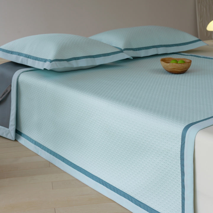 Stepp-Tagesdecke mit strukturiertem Waffelmuster und Kissenbezügen
