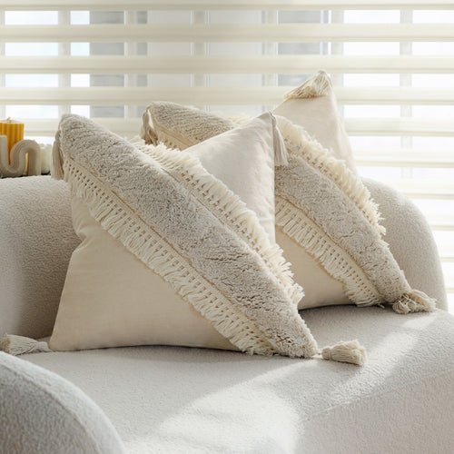 Quadratischer Boho-Kissenbezug mit diagonalem Teddy-Relief, Fransen und Eckquasten Karnz