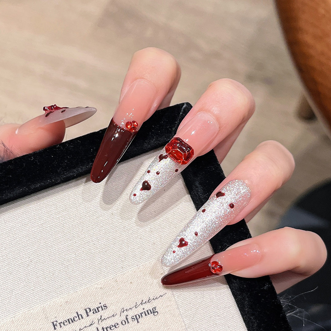 Herz-verzierte Press-On Nagelkunst Karnz