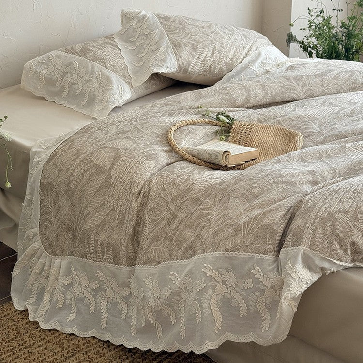 Steppbett-Set im botanischen Jacquard mit besticktem Spitzenvolant