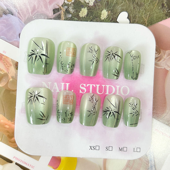 Kunstvolle Nagelspitzen mit Bambus-Motiv Karnz