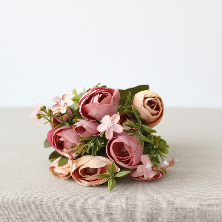 Künstlicher Blumenstrauß mit realistischen Rosen