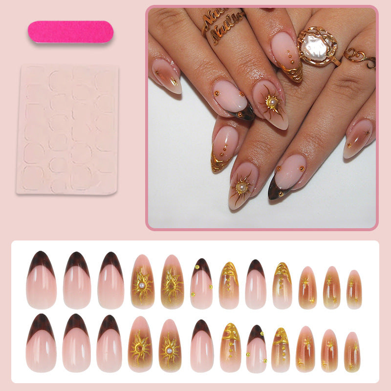 Kunstnagelset mit eleganten Goldperlen und filigranen Designs Karnz