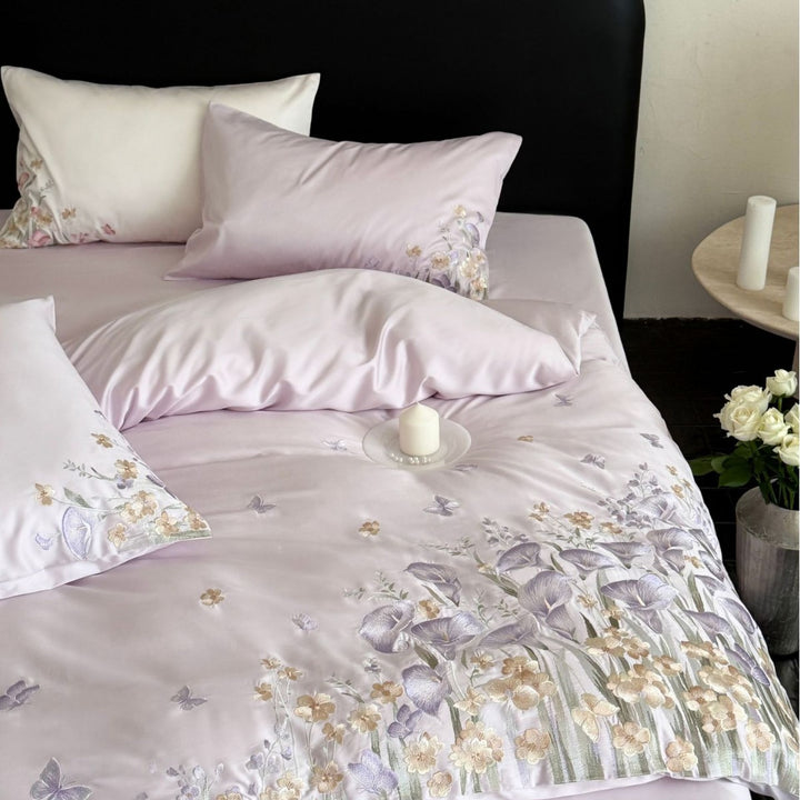 Luxuriöse Satin-Bettgarnitur mit floraler Reliefstickerei und Perlmutt-Glanz