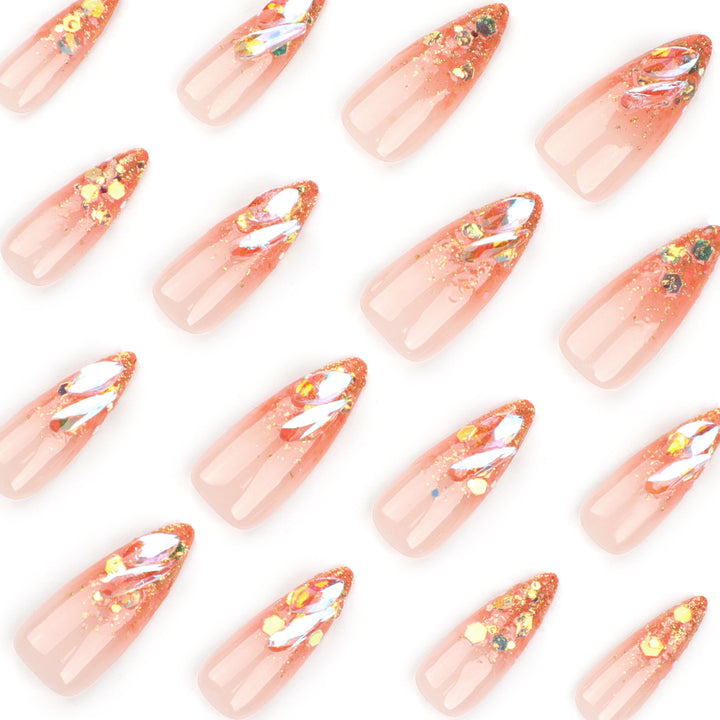 Glamouröse Stiletto-Nägel mit funkelndem Glitzer Karnz