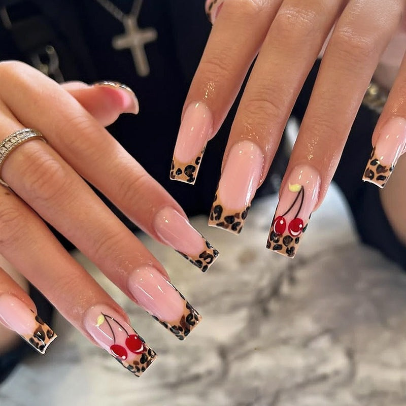 Kunstnagelset mit luxuriösem Leopardenmuster und eleganten Akzenten Karnz