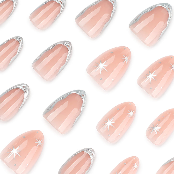Glänzende Stiletto-Nägel mit eleganter Silberverzierung Karnz