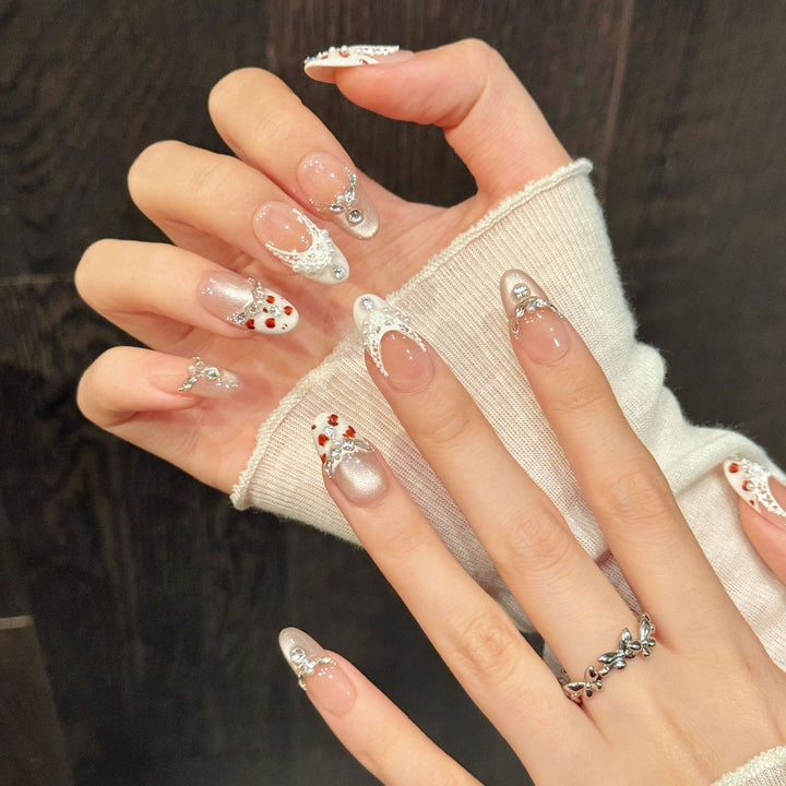 Elegantes Press-On Nagelkunstset mit Herz- und Edelsteinakzenten
