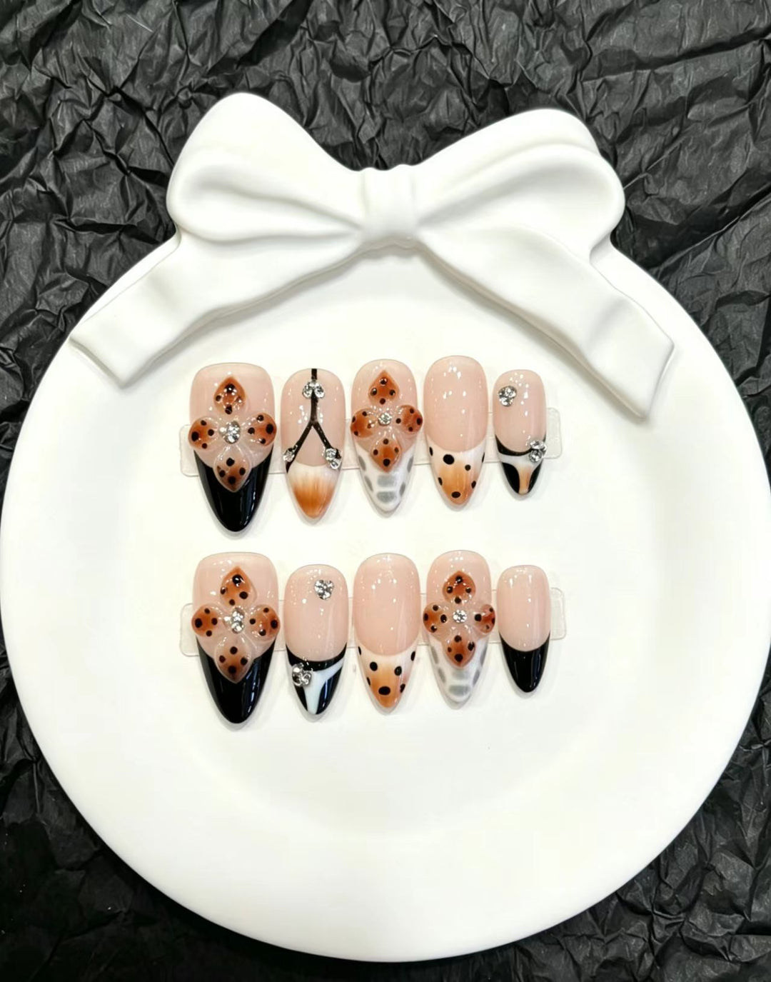 Dekoratives Press-On Nagelkunst-Set mit floralen und verspielten Designs