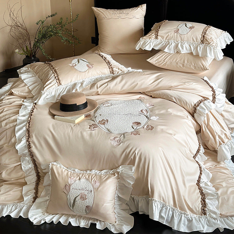 Vintage Floral Gesticktes Rüschenduvetbezug-Ensemble mit Gequilten Applikationsmedaillons