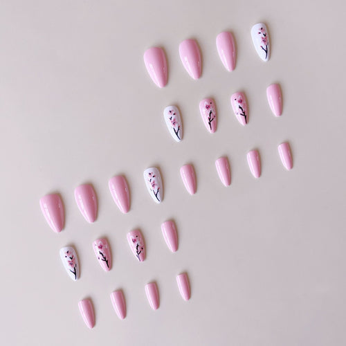 Kunstnagelset mit floralen 3D-Verzierungen Karnz