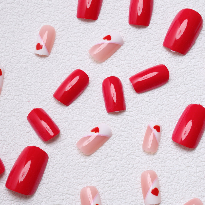 Herz-verzierte Press-On Nagelkunst Karnz