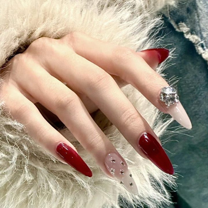 Kreatives Kunstnagelset mit Glitzer- und eleganten Muster Akzenten Karnz
