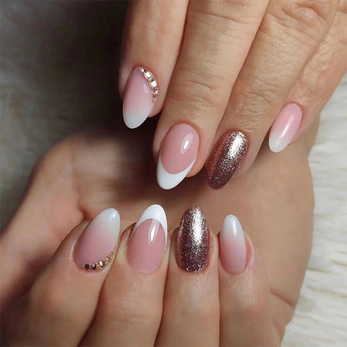 Glamouröse Nagelverlängerungen mit schimmerndem Akzent Karnz
