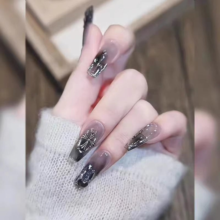 Glamouröse Kunstfingernägel mit Herz-Design und Glitzernden Akzenten Karnz