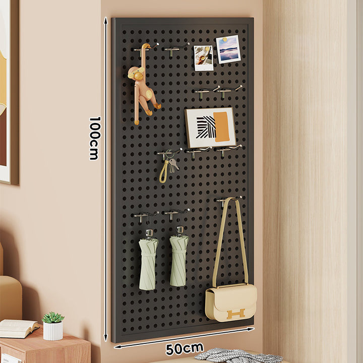 Wandmontiertes Lochplatten-Organisationspaneel mit modularen Haken