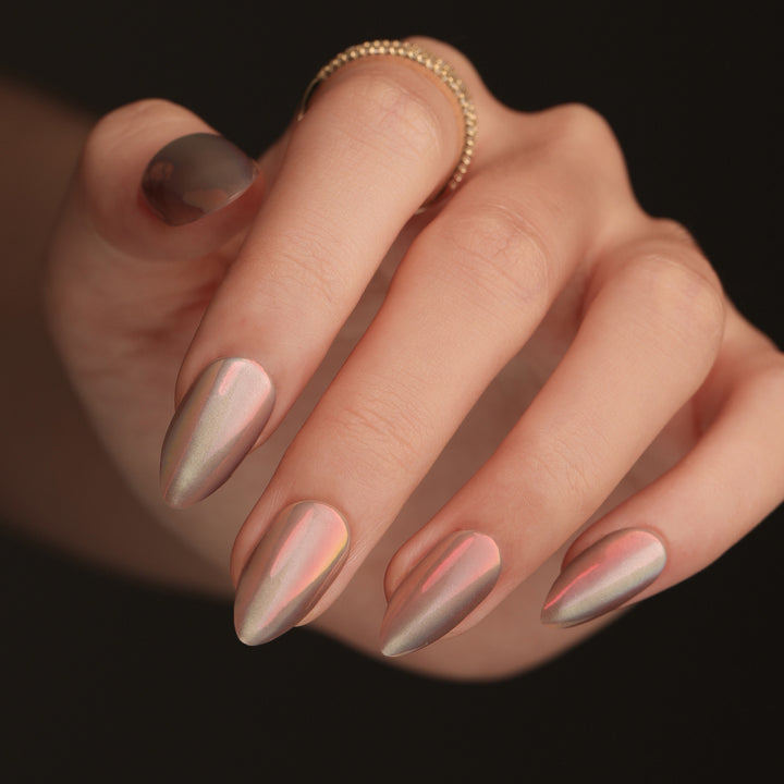 Elegante Kunstvolle Stiletto-Nägel mit schimmerndem Farbverlauf Karnz