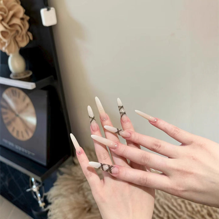 Elegante Stiletto-Nagelverstärkungen mit künstlerischen Akzenten