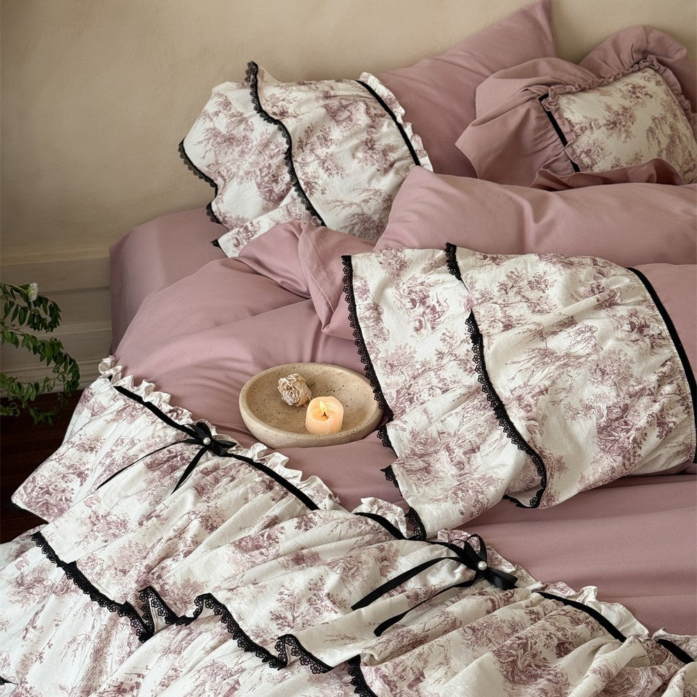 Romantische Rüschige Bettwäsche-Garnitur mit Vintage-Toile-Motiv, Volants und Bettrock
