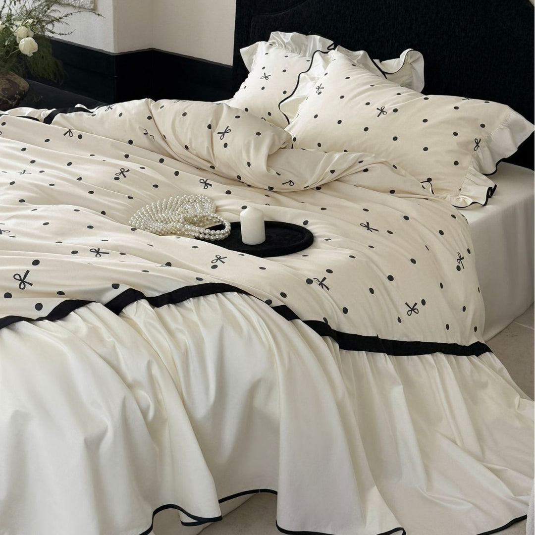 Rüschensatin-Style Polka Dot Bettbezug Set mit schwarzem Paspel
