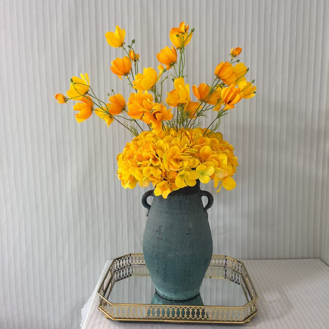 Lifelike Blumenarrangement