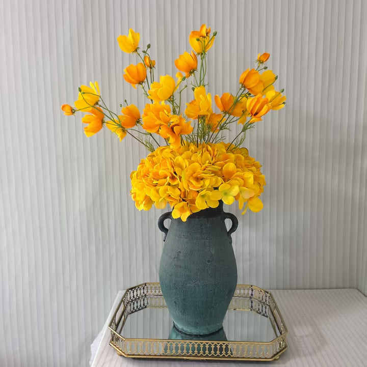 Lifelike Blumenarrangement