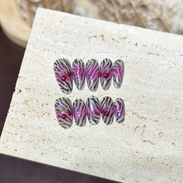 Künstlerisches Press-On-Nägel-Set mit Zebra- und Kirschdesign