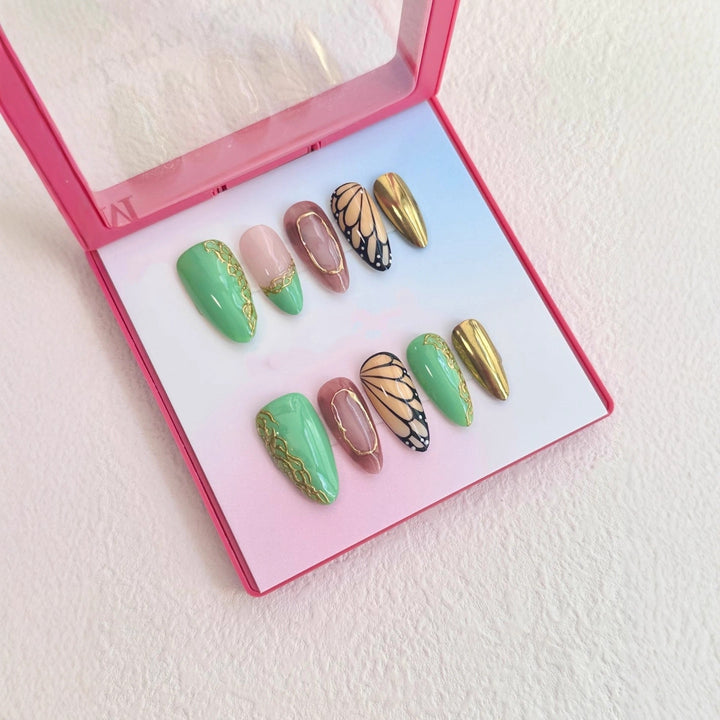 Künstlerisches Press-On-Nagelset mit elegantem Schmetterling und floralen Akzenten