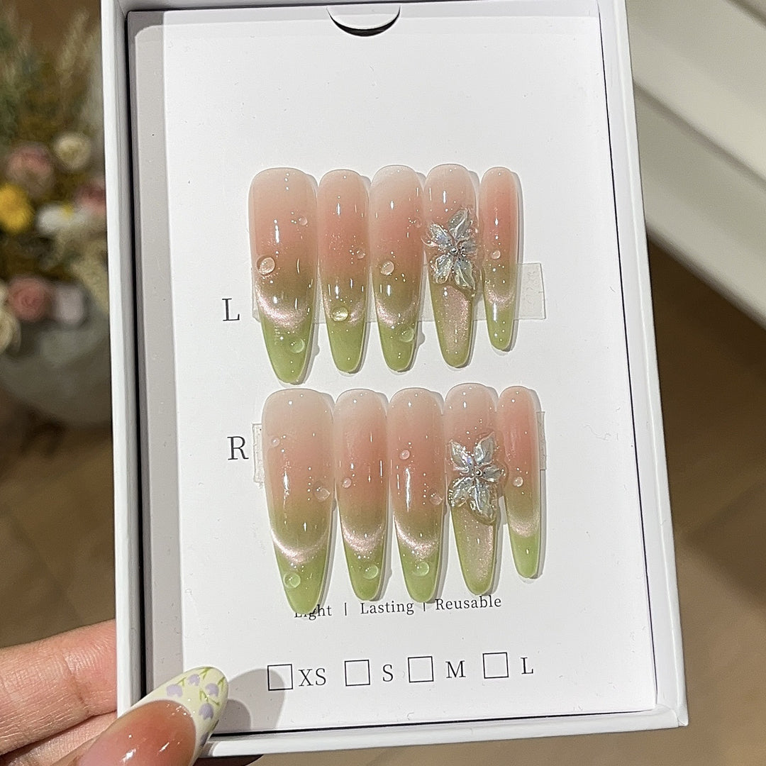 Glitzernde Stiletto-Nagelkunstverlängerungen