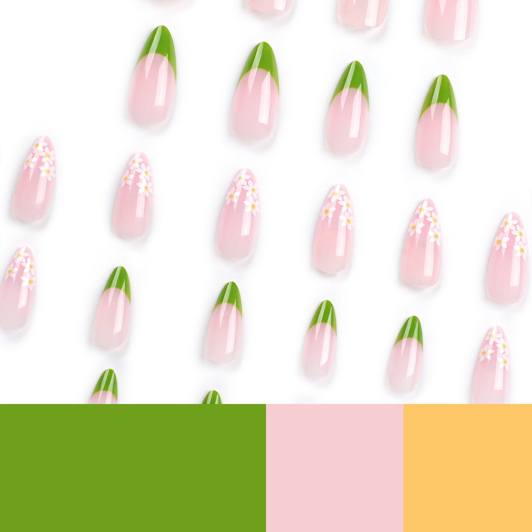 Kunstnägel mit floralen Akzenten und grünem French-Tip Karnz