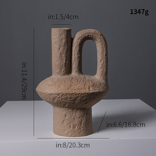 Abstrakt geformte dekorative Keramikvase
