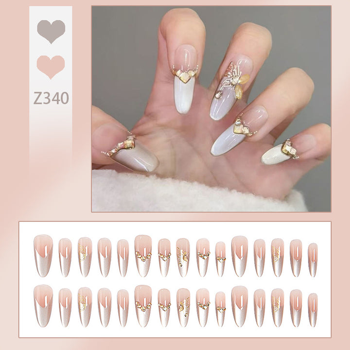 Glamouröse Kunstnägel mit eleganten Golden Details Karnz