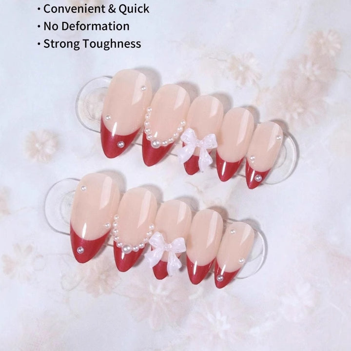 Kunstnagelset mit glamourösen Strass- und Schleifenverzierungen Karnz