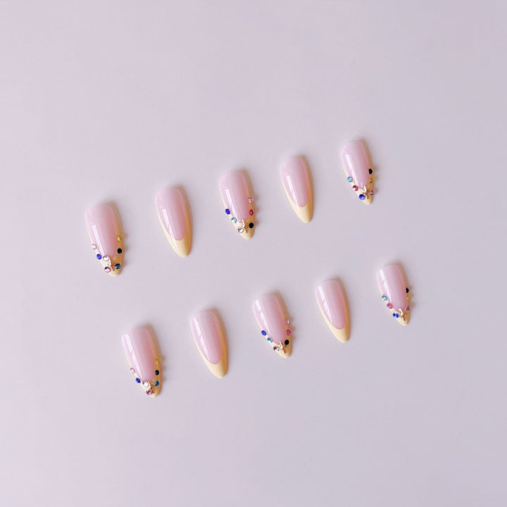 Kunstnagelset mit floralen 3D-Verzierungen und Glitzerakzenten Karnz