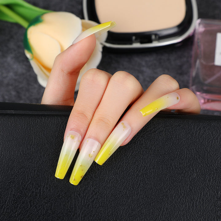 Elegante Kunstnägel mit Goldakzenten Karnz