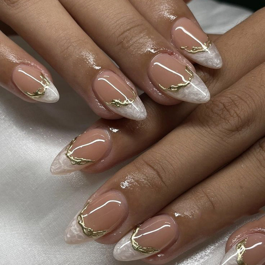 Kunstvolle Stiletto-Nägel mit goldenen Akzenten Karnz