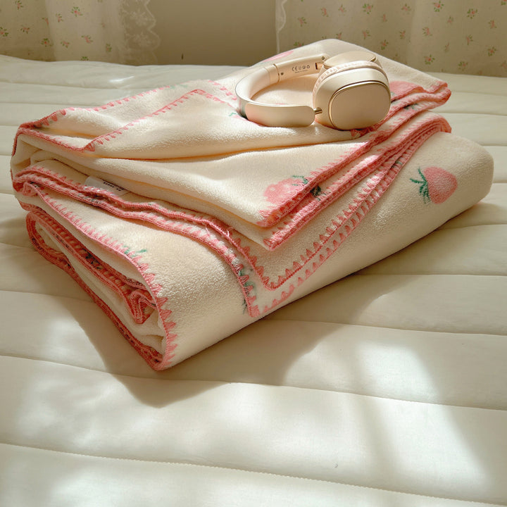 Kuscheldecke aus Mikrofleece mit Punktmuster und dekorativer Kettelnaht