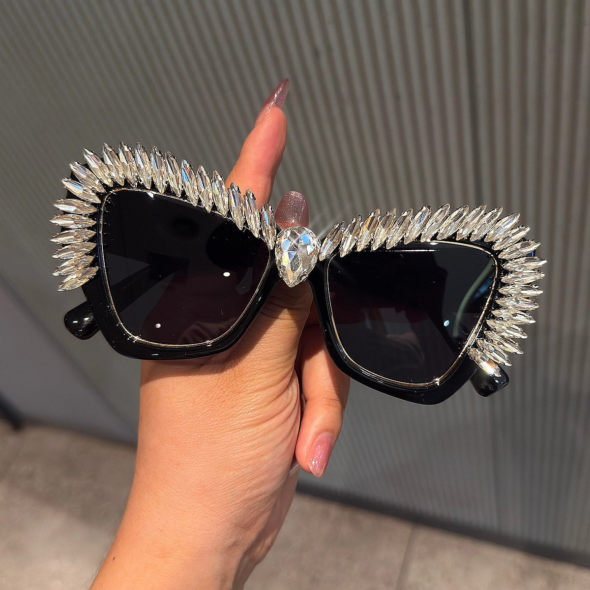 Damen extravagante Cat-Eye-Sonnenbrille mit funkelnden Kristallspitzen Karnz